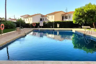 Image de Schöne und Ruhige Ferienwohnung mit Pool und Strandnähe