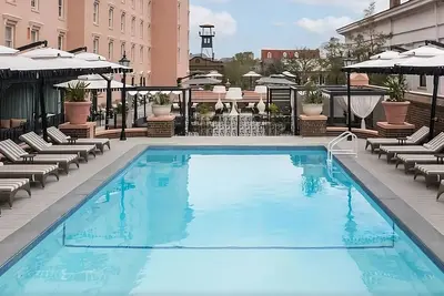 Image de Historic Charleston Retreat! Onsite Restaurant, Outdoor Swimming Pool!