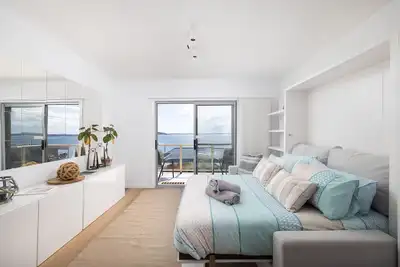 Image de Blue Vista is a romantic one bedroom apartment overlooking Nelson Bay Harbour