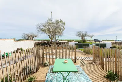 Image de Appartement 'La Plage, T2' avec vue sur la mer, terrasse privée et Wi-Fi