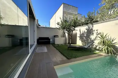 Cozy vacation home with swimming pool. Three-minute walk to beach and downtown.
