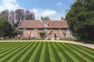 Image de Luxury home in the New Forest featuring a year-round heated swimming pool.