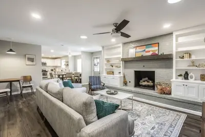 Image de New Hummingbird Haven - Nw Okc, Billiards, Firepit