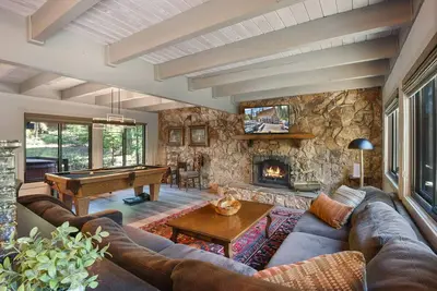 Image de Modern and Updated 4 Bdr Home in Tahoe Vista – Close to Northstar and Truckee!