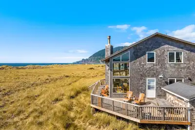 Image de Water's Edge Mca#1427 Lodge-like Oceanfront home, stone fireplace, dogs ok.