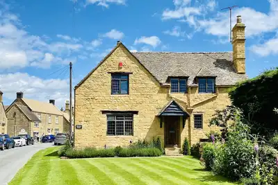 Image de Newly renovated traditional Cotswold house with hot tub and sauna