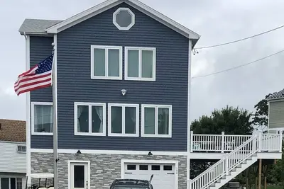 Image de Private beach community home across the street access to Cornfield Point Beach.
