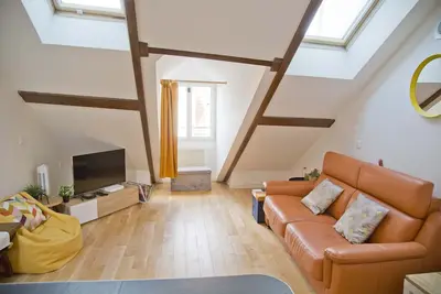 Image de ✨ Charmant Appartement Rénové - 5e Étage Sans Ascenseur ✨