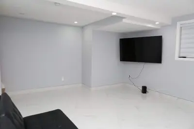 Image de À 5 minutes de Montréal! Beaux et chaleureux 51\/2 avec salle familiale sous sol.
