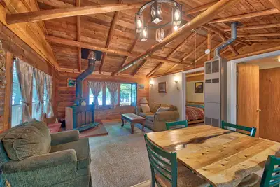 Image de Lakeside Cabin in the woods. Perfect retreat to nature.