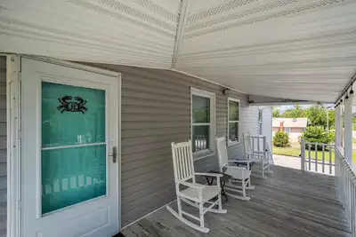 Image de The Teal Door is a 3 Bedroom 1 Bath Unit. Sleeps 6. Linens Included!