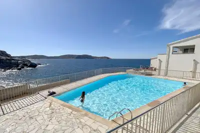 Image de Appartement les pieds dans l'eau, Résidence piscine, 5mn à pied de la plage.