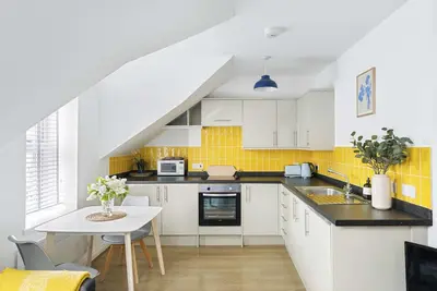 Image de Contemporary Loft Apartment by Black Door Stays