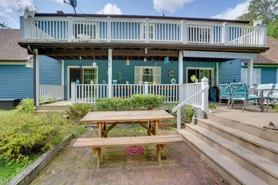 Image de Pittsfield Home w\/ Deck - 12 Mi to Jiminy Peak!