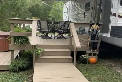 Image de Cozy newly remodeled camper with hot tub and fire pit close to hiking\/kayaking