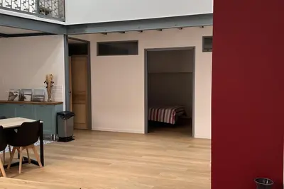 Image de Appartement loft aéré au bord du canal en centre ville.