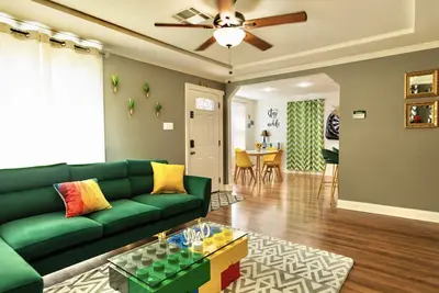 Image de Extravagant 4bd-2bth Home! Free Off st parking! Games! Jacuzzi tub!