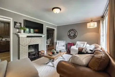 Image de Five Points Charmer: Delightful 3br Cottage in Five Points, Complete W/Fire Pit.