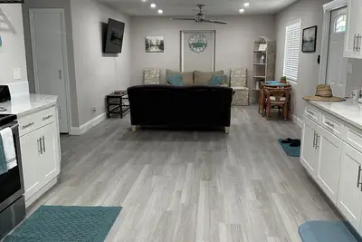 Image de Newly remodeled, 2 bed\/1bath Cozy Cottage in Npb