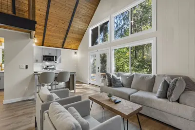 Image de Free Hot Tub Use + Lv 2 Ev Charging! Cozy Cabin - 5 min from Belfair State Park