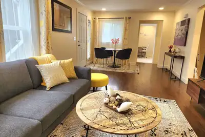 Image de Cozy Contemporary 2br with sofa bed in the office