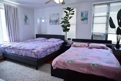 Image de Private King/Queen bed Room with shared bathroom, train station  downstairs.