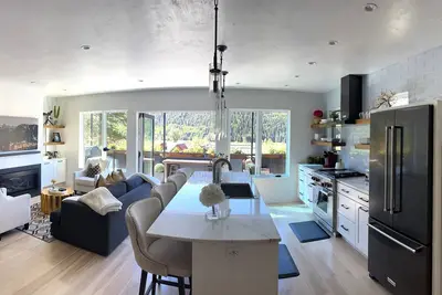 Image de Basecamp at Valley Floor, Views, wildlife and hot tub at this spectacular home!