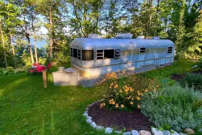 Image de Vintage Camper Overlooking Seneca Lake