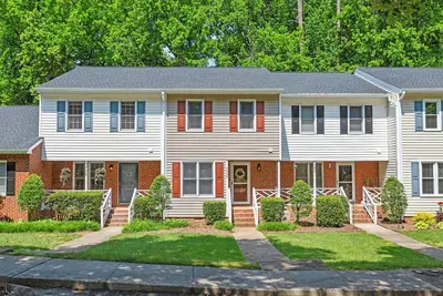Image de 2 Bed/2 Private Bath Townhome in West Raleigh Near Umstead Park & Rex Hospital