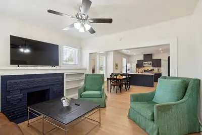 Image de Spacious - newly renovated 3 bedroom 2 bath home in central Okc - sleeps 7