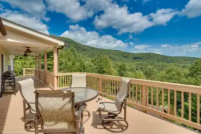 Image de Hendersonville Retreat w/ Mtn Views & Deck!