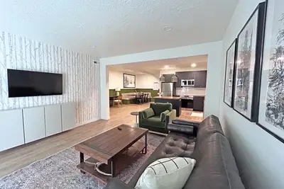Image de Professionally designed, private basement apartment!