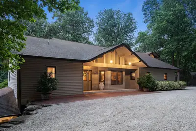 Image de Indoor Pool, Theatre, Sauna, Large Mtn Timber Frame Home