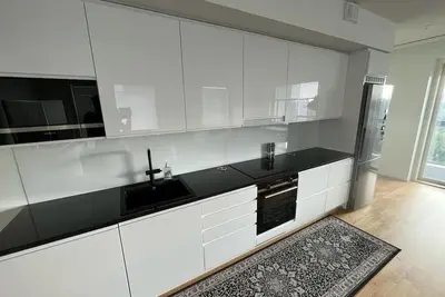 Image de Stylish new apartment with indoor access to metro and shopping center.