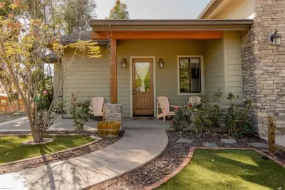 Image de Private 2 bedroom apt in new craftsman ranch!