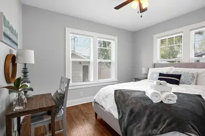 Image de Craftsman Bungalow W/ King Beds & Stocked Kitchen.