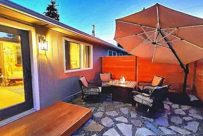Image de Sanders Beach stylish downtown Cda getaway hot tub fire table bikes games <br>