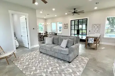 Image de New Pool House, on A Ranch, 15 miles from Round Top