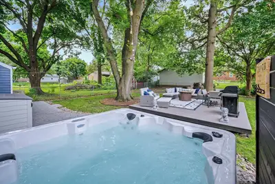 Image de Close to Drake/Downtown - Filled With Amenities, Pet Friendly, Hot Tub, Theater!