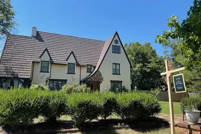 Image de 1935 Muskogee English Tudor Home - 1st Floor Peacock Room - Handicap Accessible