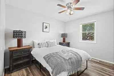 Image de Stylish Rancher in Quiet, Tree Lined Neighborhood.