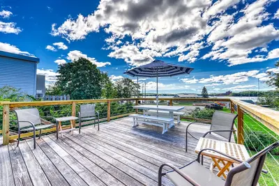 Image de Elegant home right in town with gorgeous water view, deck & interior