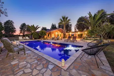 Image de Attractive Villa with A/C, Private Pool, Large Garden - 700m to Golf Course & 1. 3km to Ermones Bay!