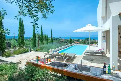 Image de Contemporary Villa, A\/C, Private Pool & Fabulous Sea Views 15mins walk to Acharavi or Roda Beach!