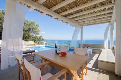 Image de Modern Seafront Villa, A\/C, Private Pool, Amazing Sea Views & Beautiful Sunrises - 60m from the Sea!
