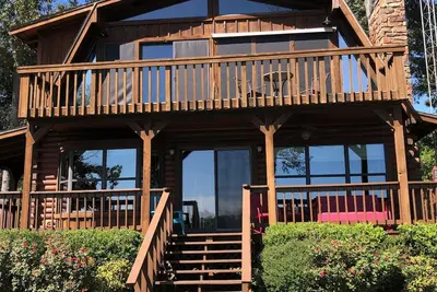 Image de Cozy Lakefront log home on Callender Lake.