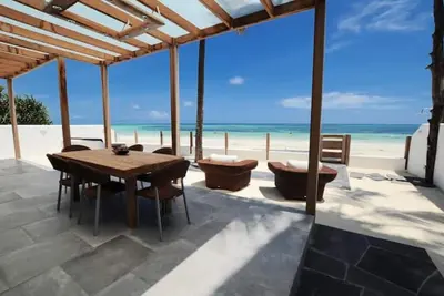 Image de Grand Suite Ocean Front private beach patio 6 pax ( 3 bedrooms 2 bathrooms )