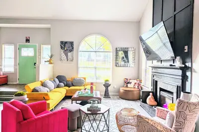 Image de Unique Glamping Artsy Home Charlotte Outdoor Theater Firepit 12 min Downtown