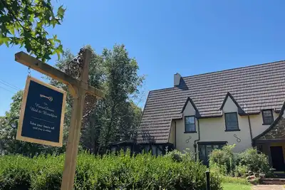 Image de 1935 Muskogee English Tudor Home – 3rd Floor Waterfall Room