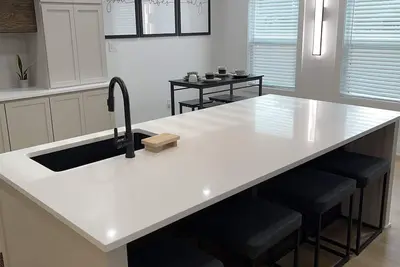 Image de Introducing \"ElevateVR Living\" Your New Baton Rouge 3 Story Retreat Sleeps 14 \n